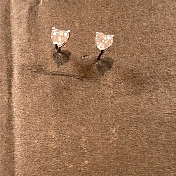 NWOT Elegant Rhinestone Heart Stud Earrings 18K White Gold Plated - Picture 14 of 16